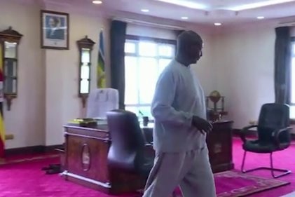 رئيس أوغندا يمارس الرياضة في الحجر الصحي